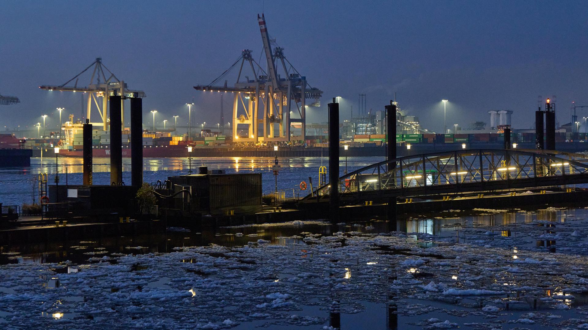 Hafen in Hamburg bei Nacht, Container-Kräne im Hintergrund