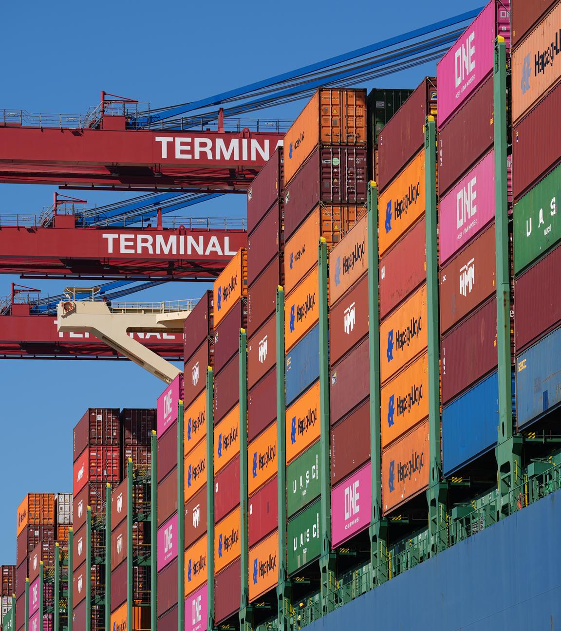 Hamburg: Ein Containerschiff wird am Containerterminal Burchardkai (CTB) im Hamburger Hafen abgefertigt.