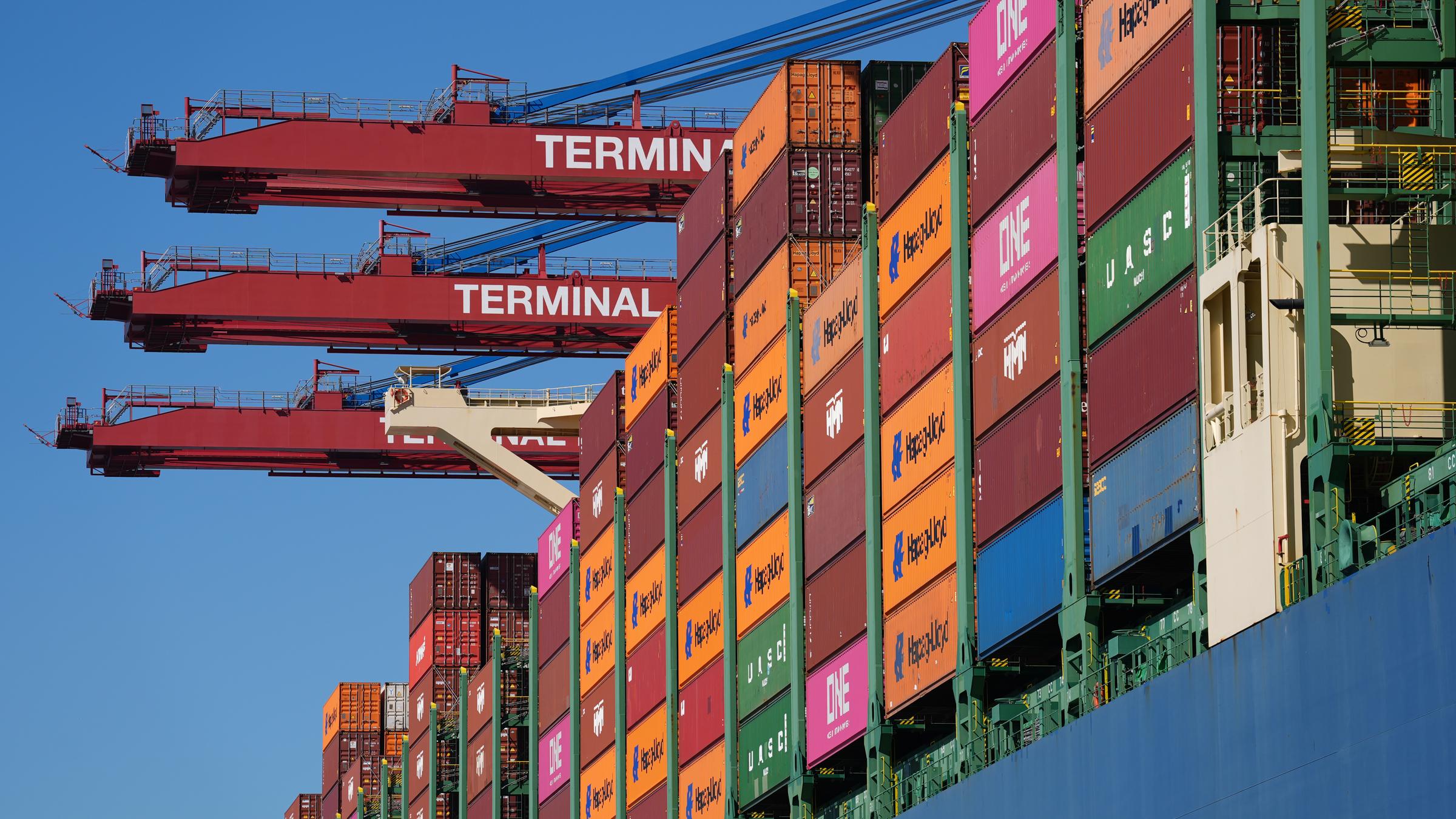 Hamburg: Ein Containerschiff wird am Containerterminal Burchardkai (CTB) im Hamburger Hafen abgefertigt.