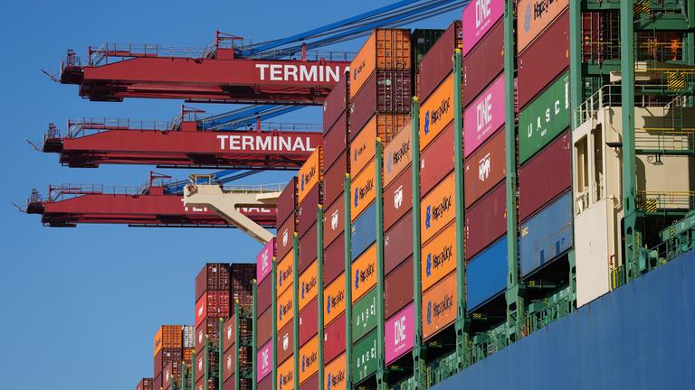 Hamburg: Ein Containerschiff wird am Containerterminal Burchardkai (CTB) im Hamburger Hafen abgefertigt.