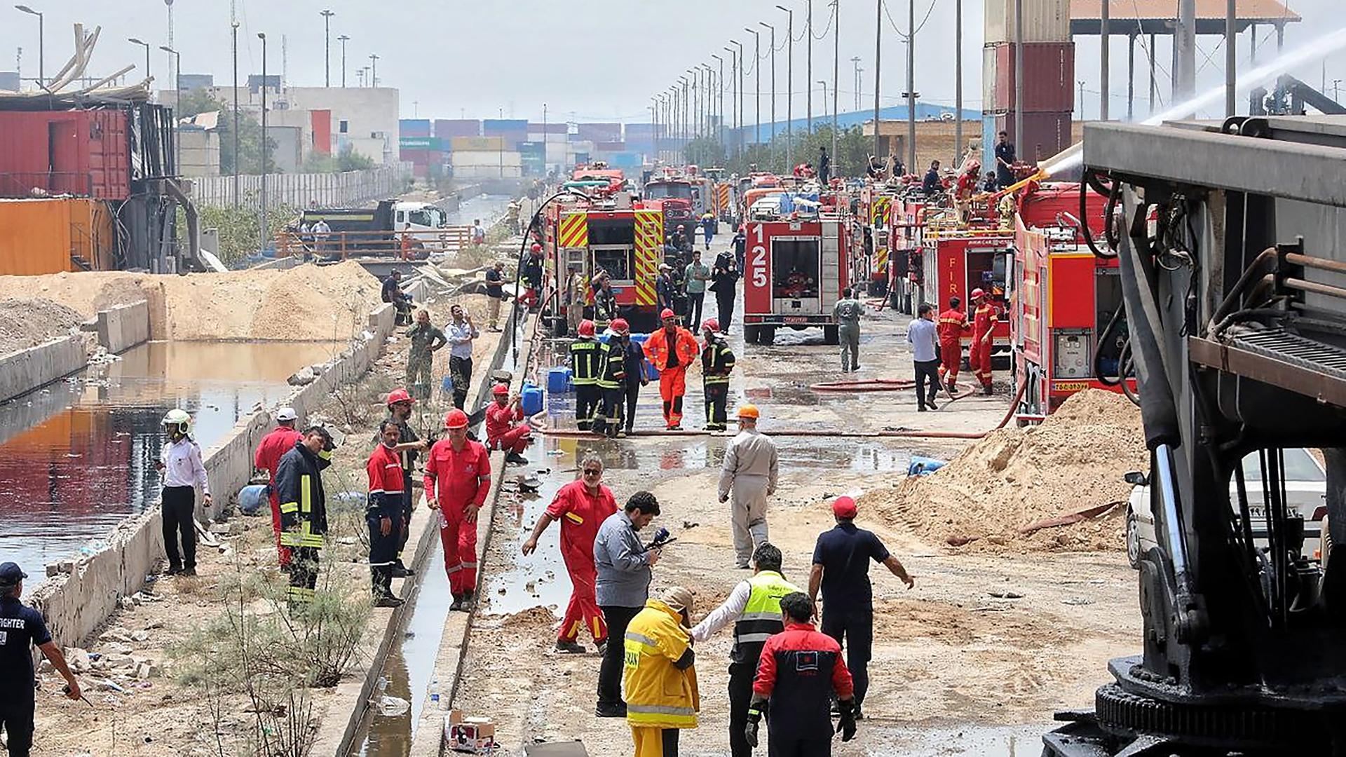 Feuerwehrleute bei ihren Arbeiten im Hafen von Rajaie in Bandar Abbas, Südiran