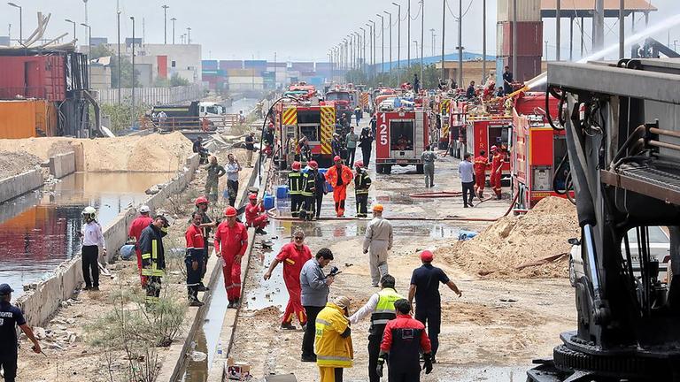 Feuerwehrleute bei ihren Arbeiten im Hafen von Rajaie in Bandar Abbas, Südiran