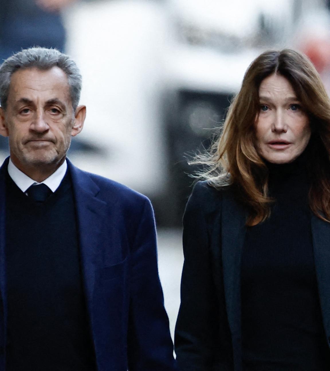 Nicolas Sarkozy verlässt in Begleitung seiner Frau Carla Bruni sein Zuhause, um am 21. Oktober 2025 im Gefängnis La Santé in Paris inhaftiert zu werden.