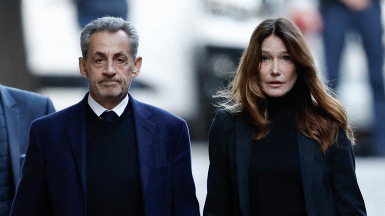 Nicolas Sarkozy verlässt in Begleitung seiner Frau Carla Bruni sein Zuhause, um am 21. Oktober 2025 im Gefängnis La Santé in Paris inhaftiert zu werden.
