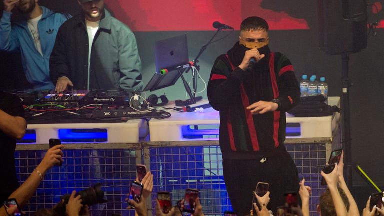 Der Rapper Haftbefehl gibt ein Konzert im Alando Ballhaus.