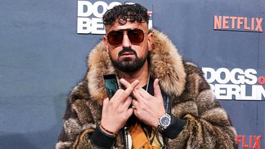 Der Rapper Haftbefehl kommt zur Filmpremiere des Filmes "Dogs of Berlin" ins Kino International. 