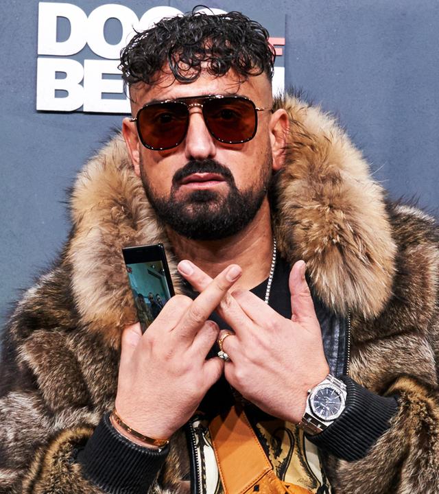 Der Rapper Haftbefehl kommt zur Filmpremiere des Filmes "Dogs of Berlin" ins Kino International. 