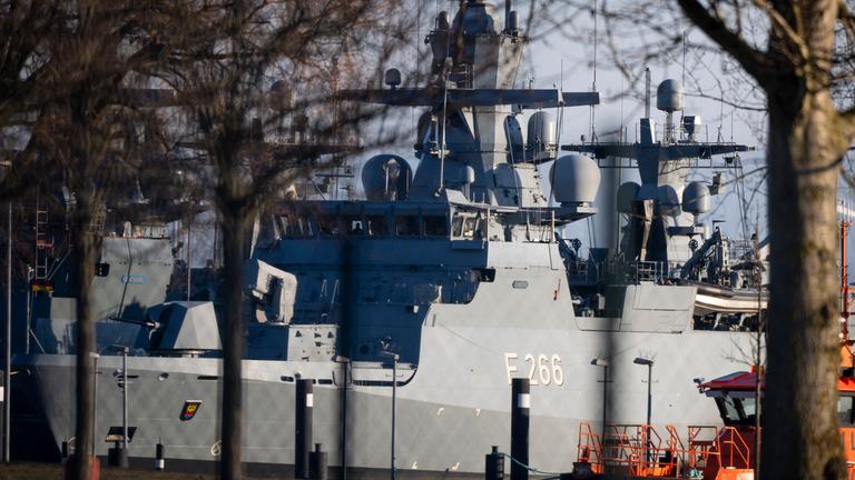Hamburg: Die Korvette "Emden" steht im Hafen.