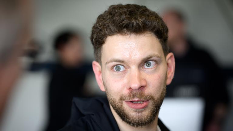  Student Lahav Shapira äußert sich nach dem Prozess im Kriminalgericht Moabit. 