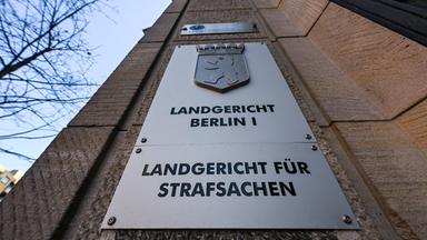 ARCHIV - 19.03.2026, Berlin: "Landgericht Berlin I" und "Landgericht für Strafsachen" steht auf Schildern am Eingang zum Gerichtsgebäude in der Berliner Turmstraße.