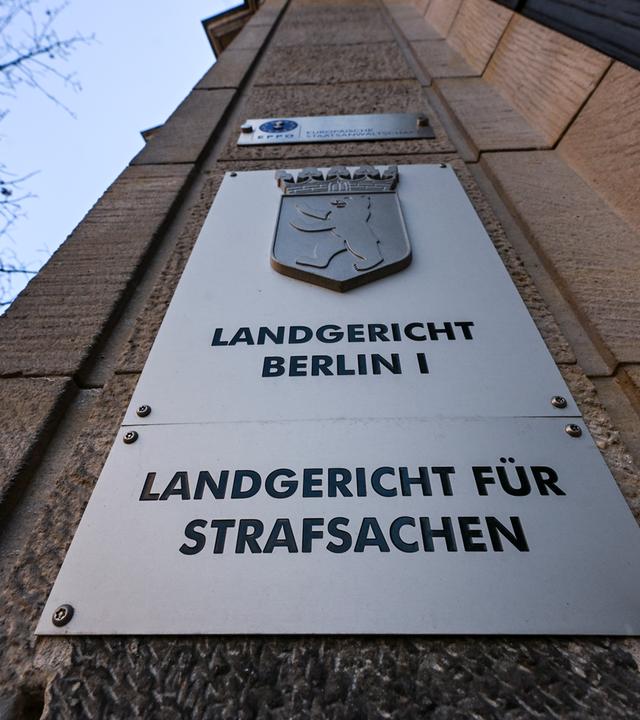 ARCHIV - 19.03.2026, Berlin: "Landgericht Berlin I" und "Landgericht für Strafsachen" steht auf Schildern am Eingang zum Gerichtsgebäude in der Berliner Turmstraße.