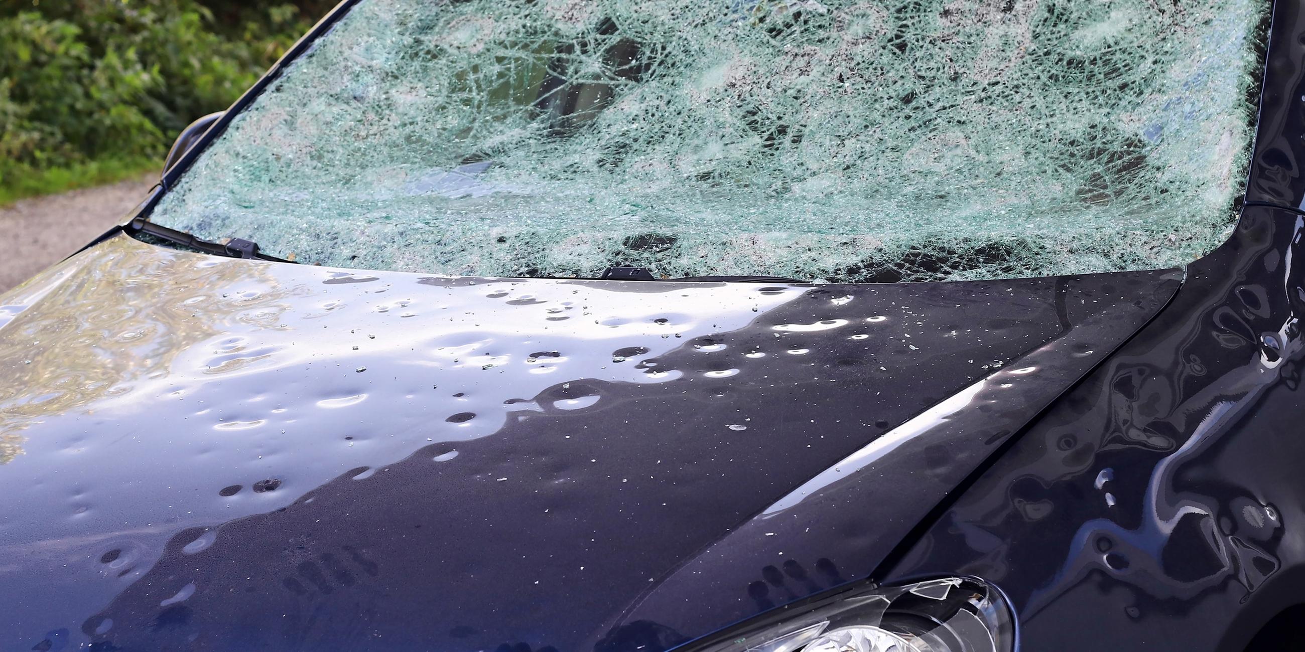 (Archivbild) Ein Auto das schwer durch Hagel während eines Unwetters beschädigt wurde.