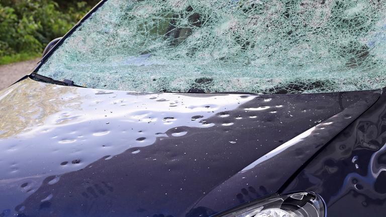 (Archivbild) Ein Auto das schwer durch Hagel während eines Unwetters beschädigt wurde.