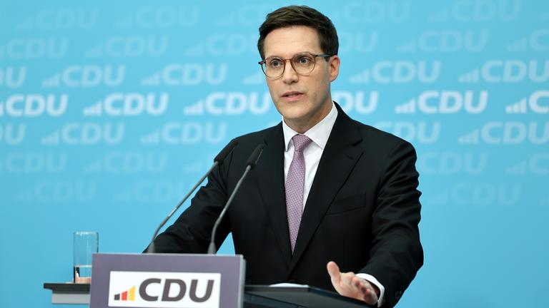 Der Landesvorsitzende und Spitzenkandidat der CDU Baden-Württemberg, Manuel Hagel, spricht nach Bekanntgabe der Ergebnisse zu der Presse.