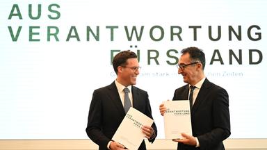 Cem Özdemir und Manuel Hagel nehmen in der Sparkassenakademie Baden-Württemberg an der Präsentation des Koalitionsvertrags von Grünen und CDU teil. 