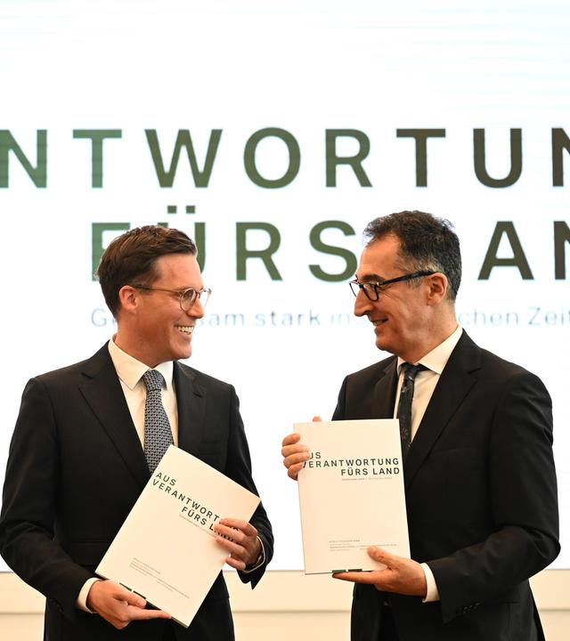 Cem Özdemir und Manuel Hagel nehmen in der Sparkassenakademie Baden-Württemberg an der Präsentation des Koalitionsvertrags von Grünen und CDU teil. 