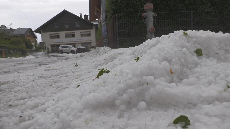 Hagelkörner bedecken Bayerns Straßen