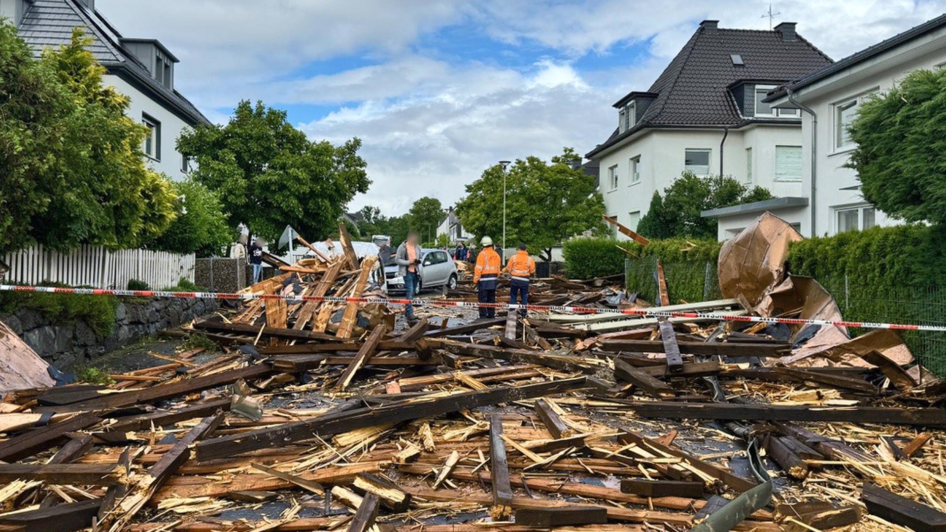 Trümmer eines Kirchturmdaches liegen auf der Straße