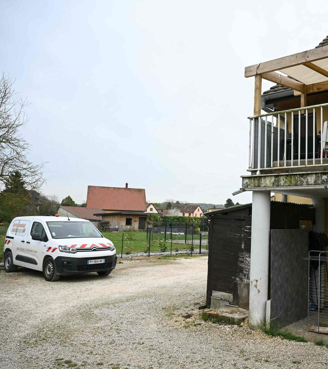 Das Wohnhaus mit der Terrasse der verdächtigen Personen im ersten Stock (rechts) und dem Parkplatz an der Stelle, an der ein Junge nackt und unterernährt in einem Lieferwagen gefunden wurde.