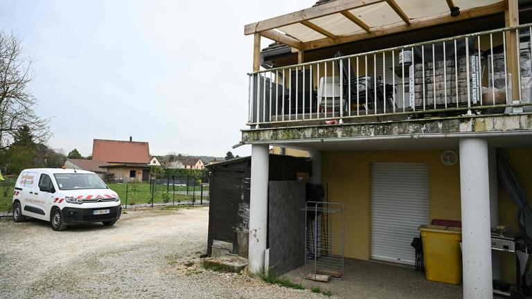 Das Wohnhaus mit der Terrasse der verdächtigen Personen im ersten Stock (rechts) und dem Parkplatz an der Stelle, an der ein Junge nackt und unterernährt in einem Lieferwagen gefunden wurde.