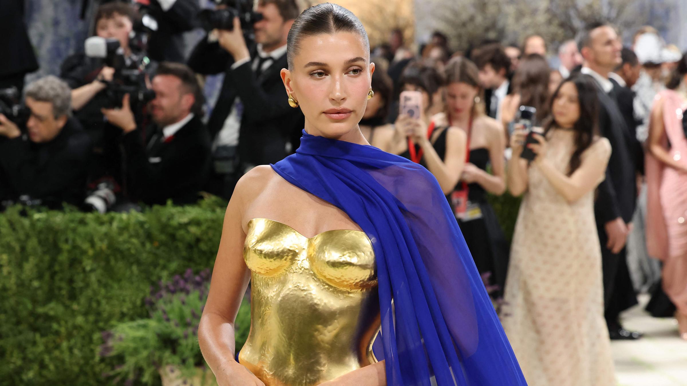 Hailey Bieber trifft bei der Benefizgala des Costume Institute des Metropolitan Museum of Art ein.
