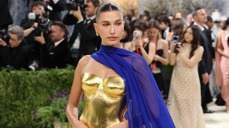Hailey Bieber trifft bei der Benefizgala des Costume Institute des Metropolitan Museum of Art ein.