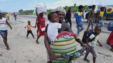 Bewohner fliehen aus ihren Häusern vor Zusammenstößen bewaffneter Banden in Port-au-Prince, Haiti.