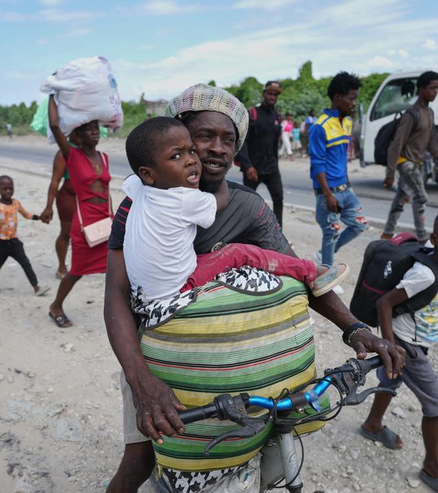 Bewohner fliehen aus ihren Häusern vor Zusammenstößen bewaffneter Banden in Port-au-Prince, Haiti.