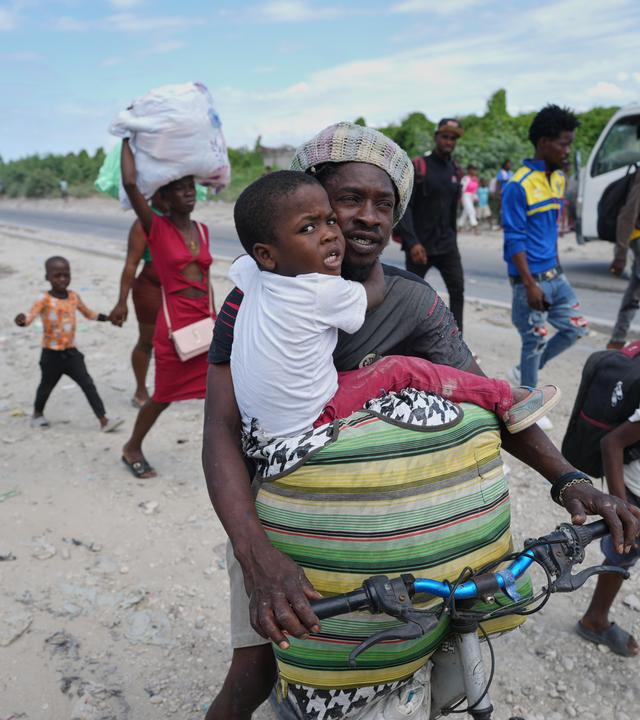 Bewohner fliehen vor bewaffneten Banden aus ihren Häusern in Port-au-Prince auf Haiti.