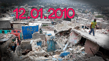 Zerstörte Gebäude, auf denen ein Mann läuft, daneben steht das Datum 12.01.2010