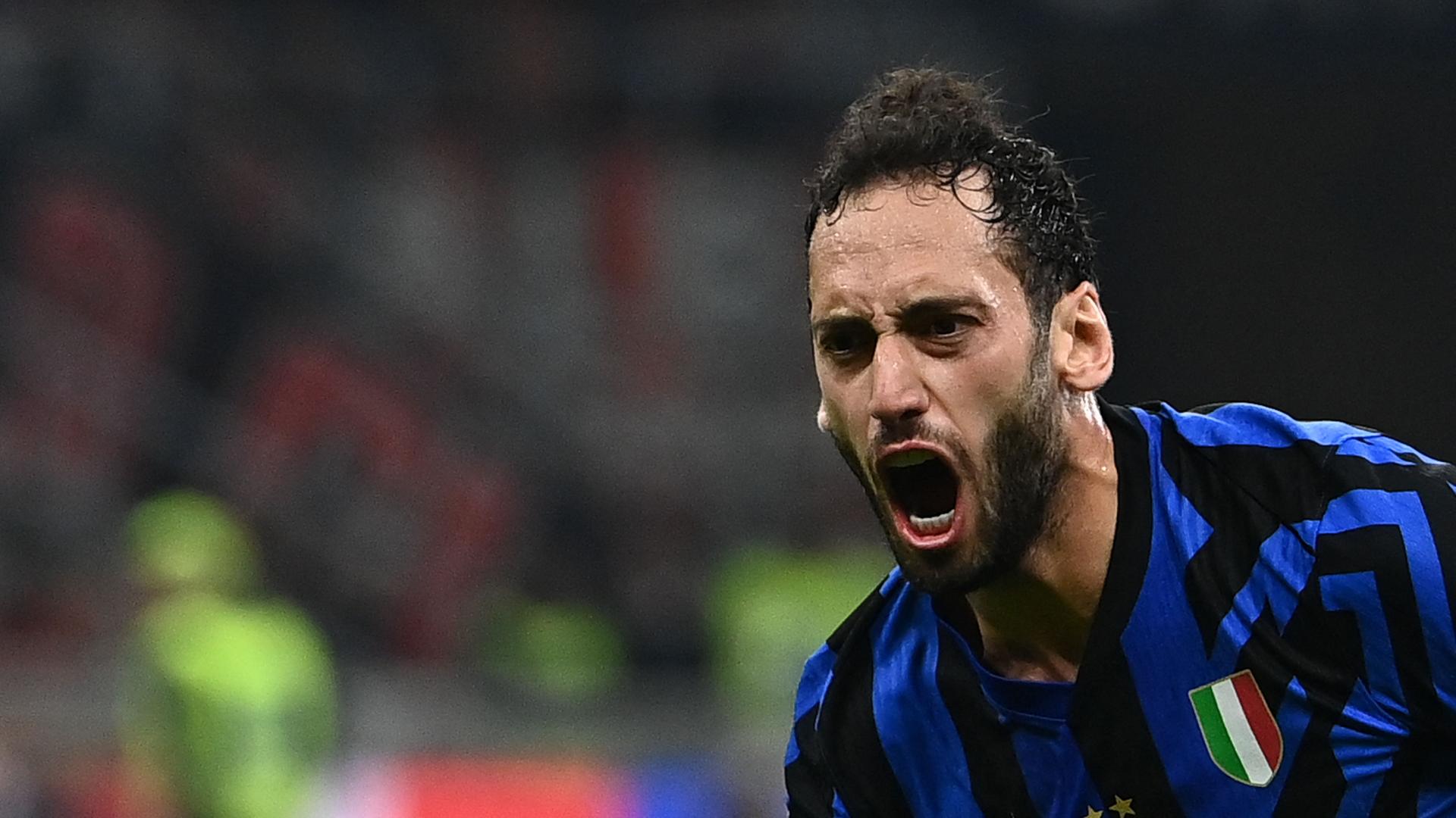 Hakan Calhanoglu (Inter Mailand) jubelt im Halbfinale des italienischen Pokals gegen AC Milan am 2. April 2025.