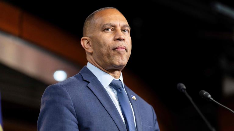Hakeem Jeffries spricht während einer Pressekonferenz im US-Kapitol.