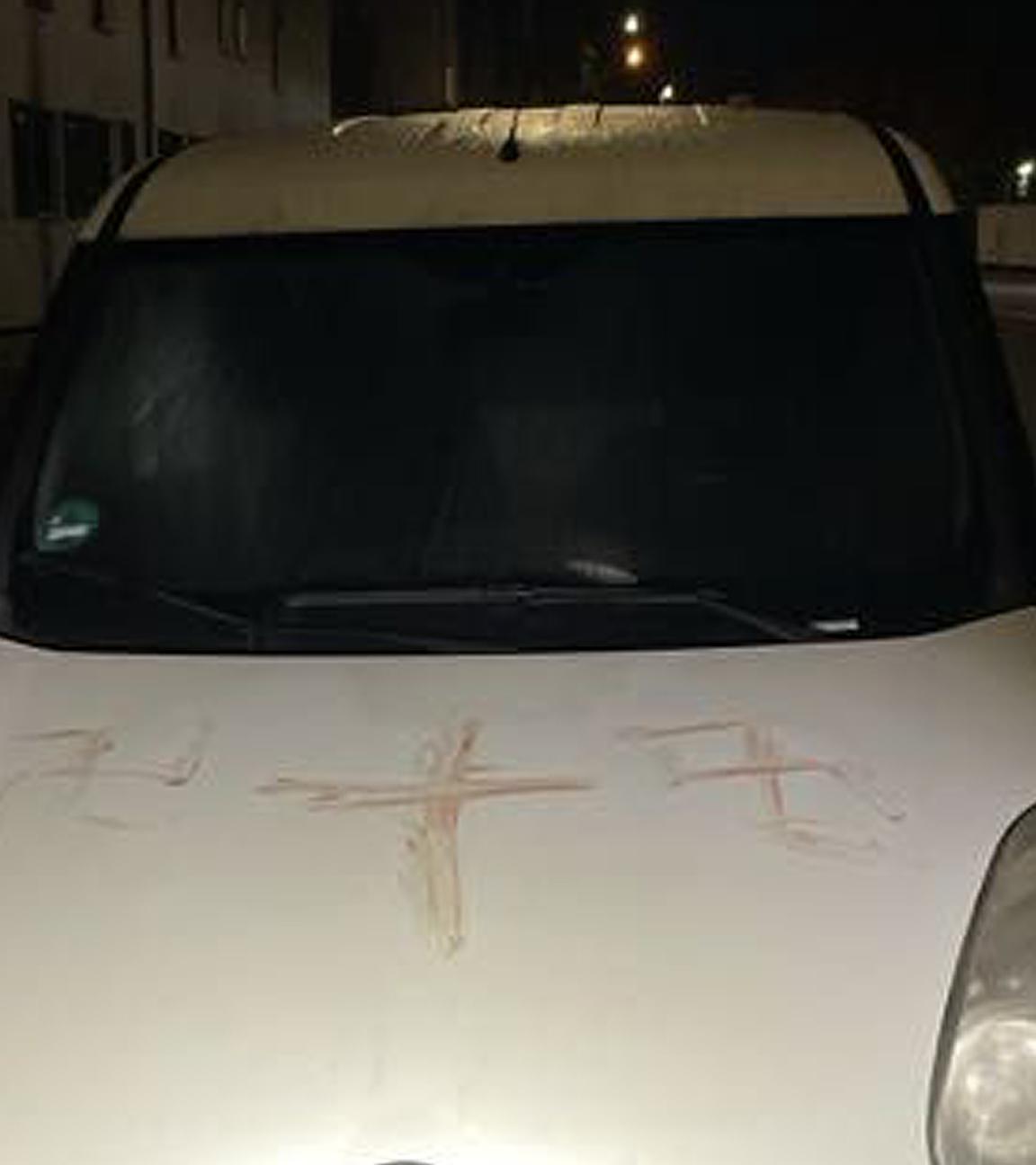 Ein Auto ist auf der Motorhaube mit Hakenkreuzen beschmiert. Am 06.11.2025 in Hessen, Hanau
