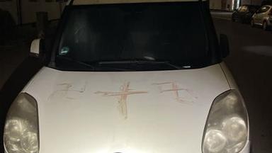 Ein Auto ist auf der Motorhaube mit Hakenkreuzen beschmiert. Am 06.11.2025 in Hessen, Hanau