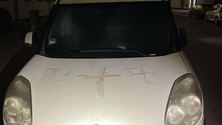 Ein Auto ist auf der Motorhaube mit Hakenkreuzen beschmiert. Am 06.11.2025 in Hessen, Hanau