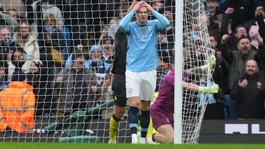 Manchester City - FC Everton: Erling Haaland reagiert enttäuscht, nachdem sein Elfmeter vom Torhüter gehalten wurde und sein Tor nach dem Abpraller wegen Abseits nicht anerkannt wurde.