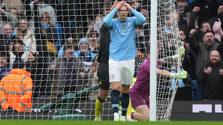 Manchester City - FC Everton: Erling Haaland reagiert enttäuscht, nachdem sein Elfmeter vom Torhüter gehalten wurde und sein Tor nach dem Abpraller wegen Abseits nicht anerkannt wurde.