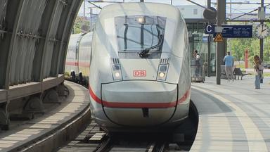 Ein ICE von vorne im Bahnhof.