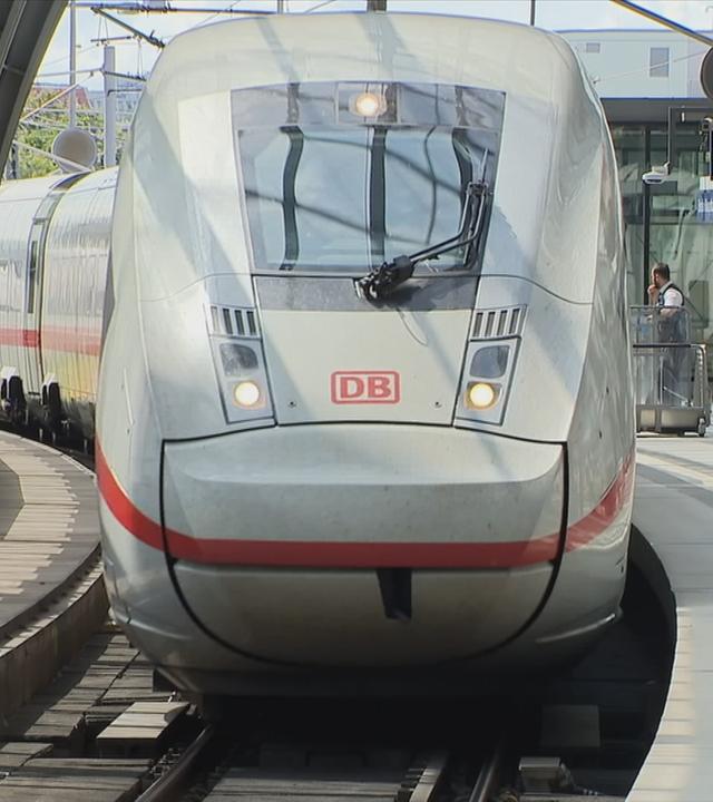 Ein ICE von vorne im Bahnhof.