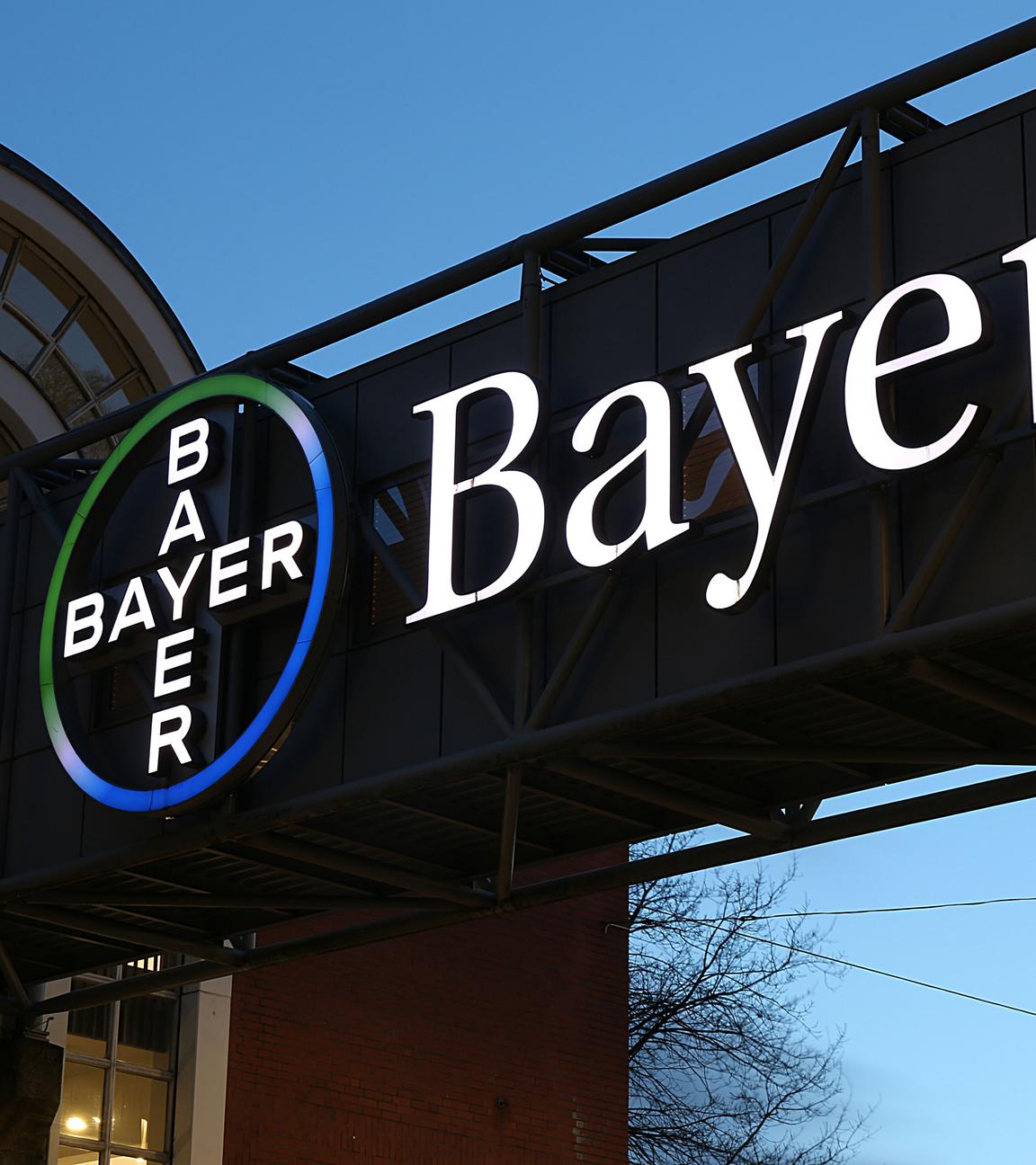 Unter dem Bayer Kreuz am Werk in Wuppertal fahren Fahrzeuge hindurch. 