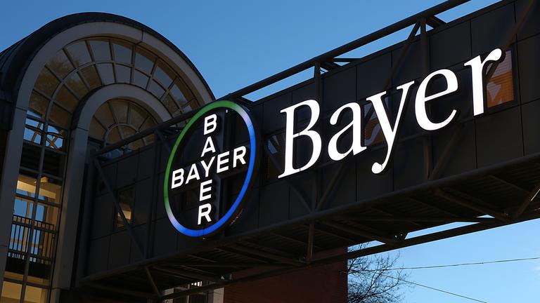 Unter dem Bayer Kreuz am Werk in Wuppertal fahren Fahrzeuge hindurch. 