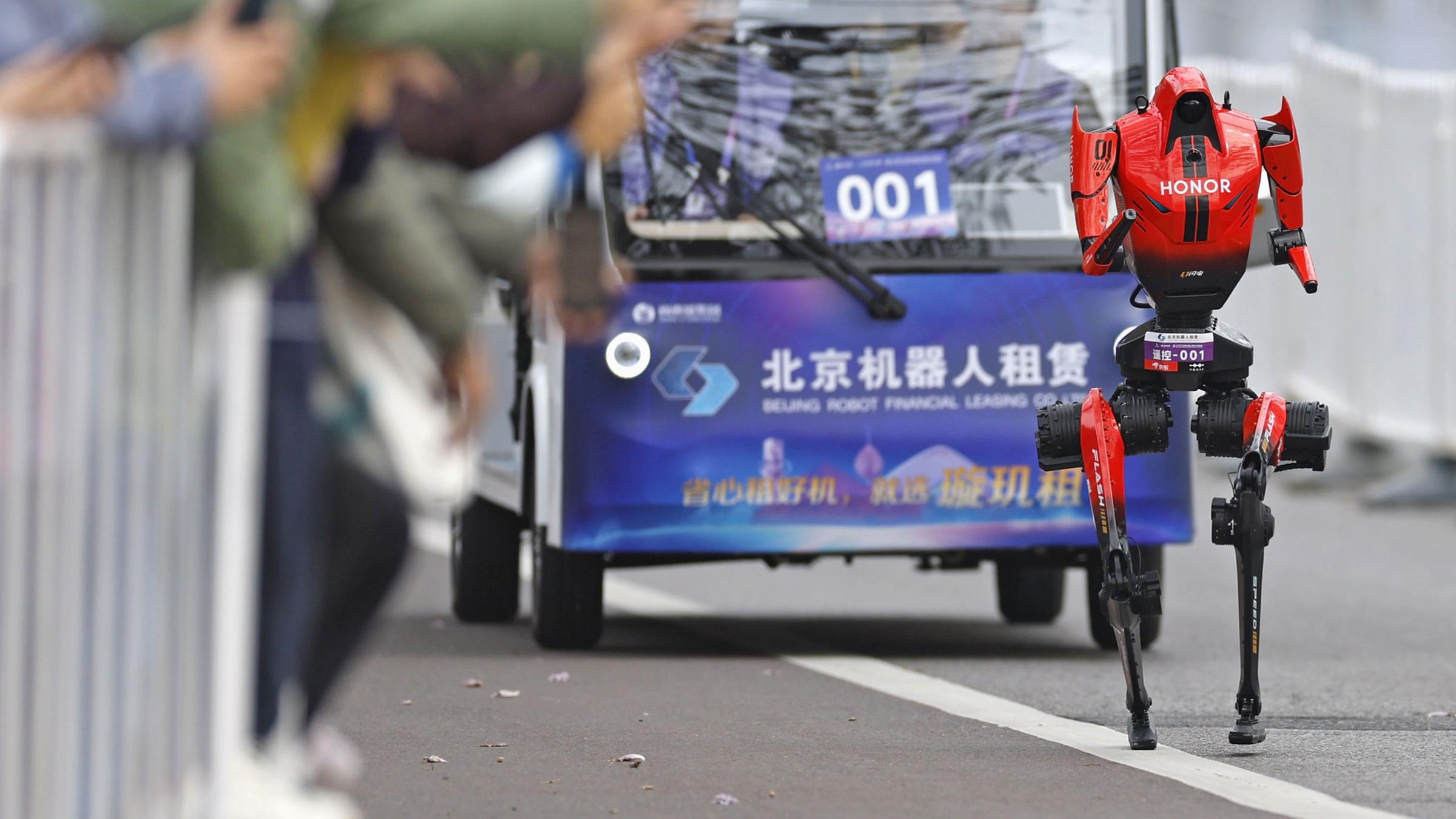 Ein humanoider Roboter nimmt an einem Halbmarathon für Roboter in Peking am 19.04.2026 teil.