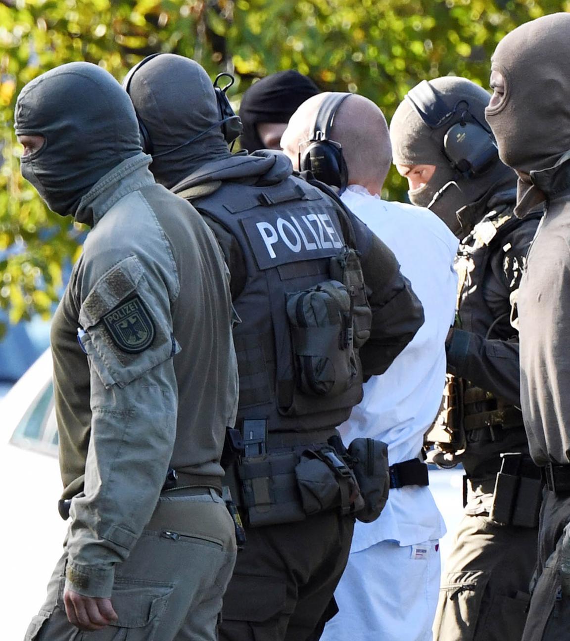 Eine Person wird von Polizisten aus einem Hubschrauber am 10.10.2019 in Karlsruhe gebracht.