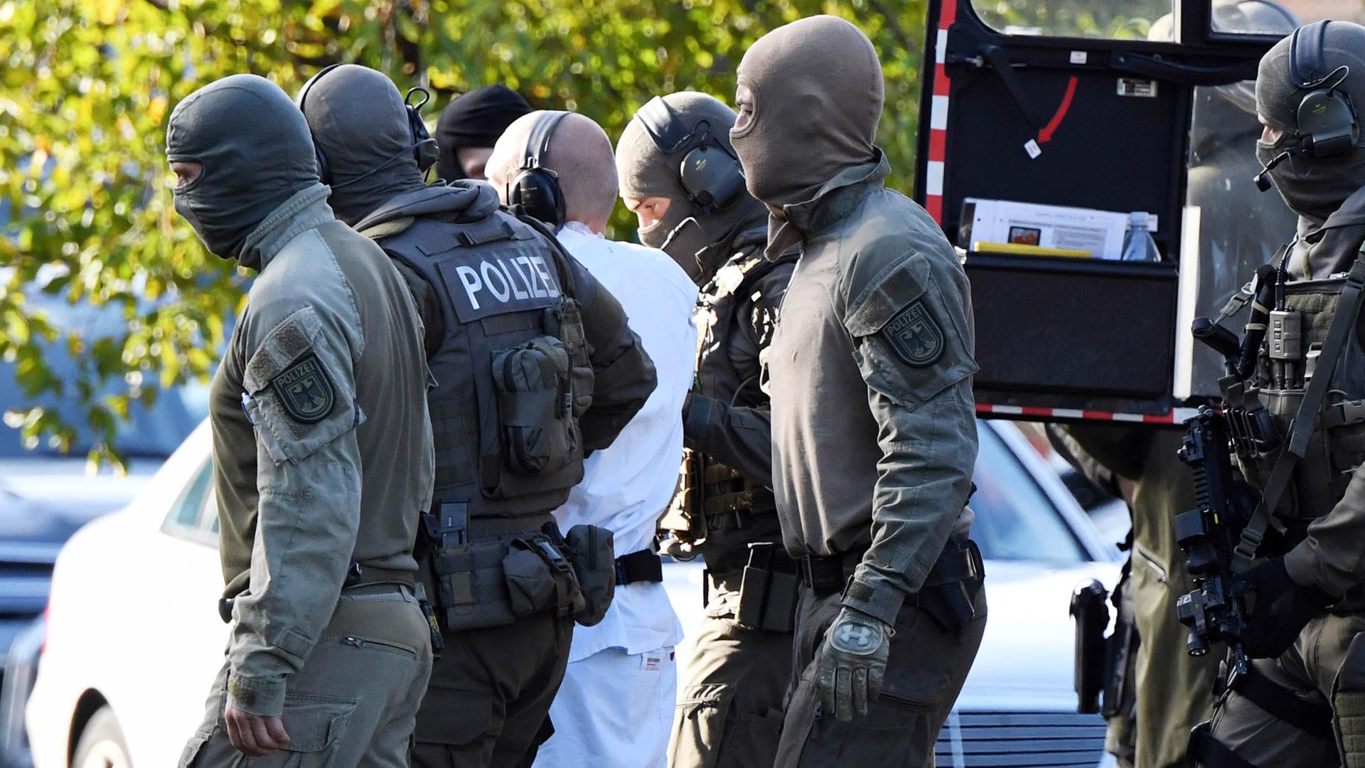 Eine Person wird von Polizisten aus einem Hubschrauber am 10.10.2019 in Karlsruhe gebracht.