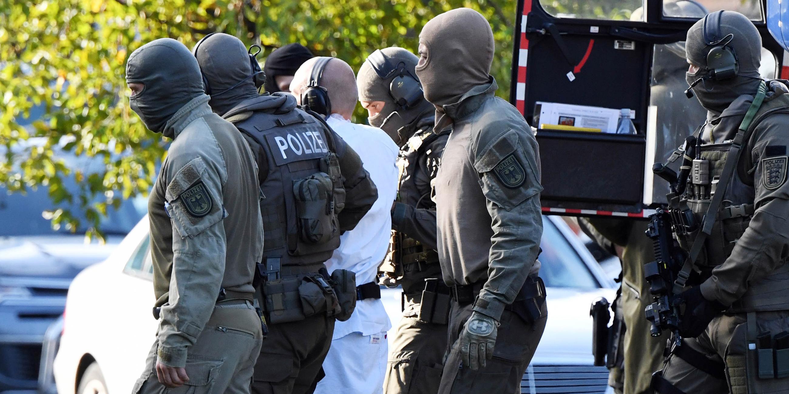 Eine Person wird von Polizisten aus einem Hubschrauber am 10.10.2019 in Karlsruhe gebracht.