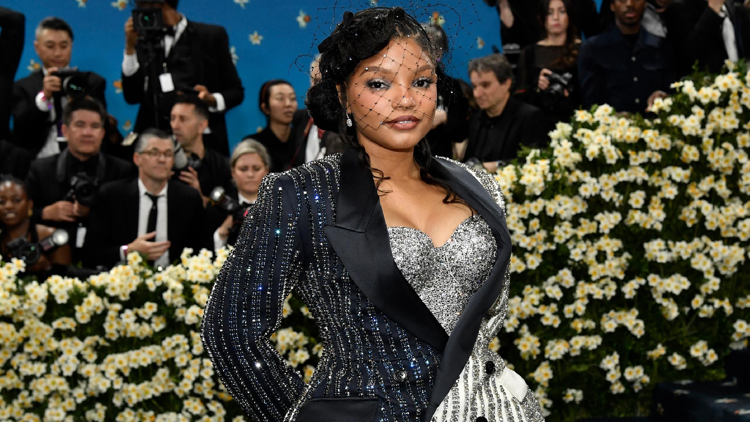 Schauspielerin Halle Bailey in einem glitzernden silbernen Kleid auf dem roten Teppich