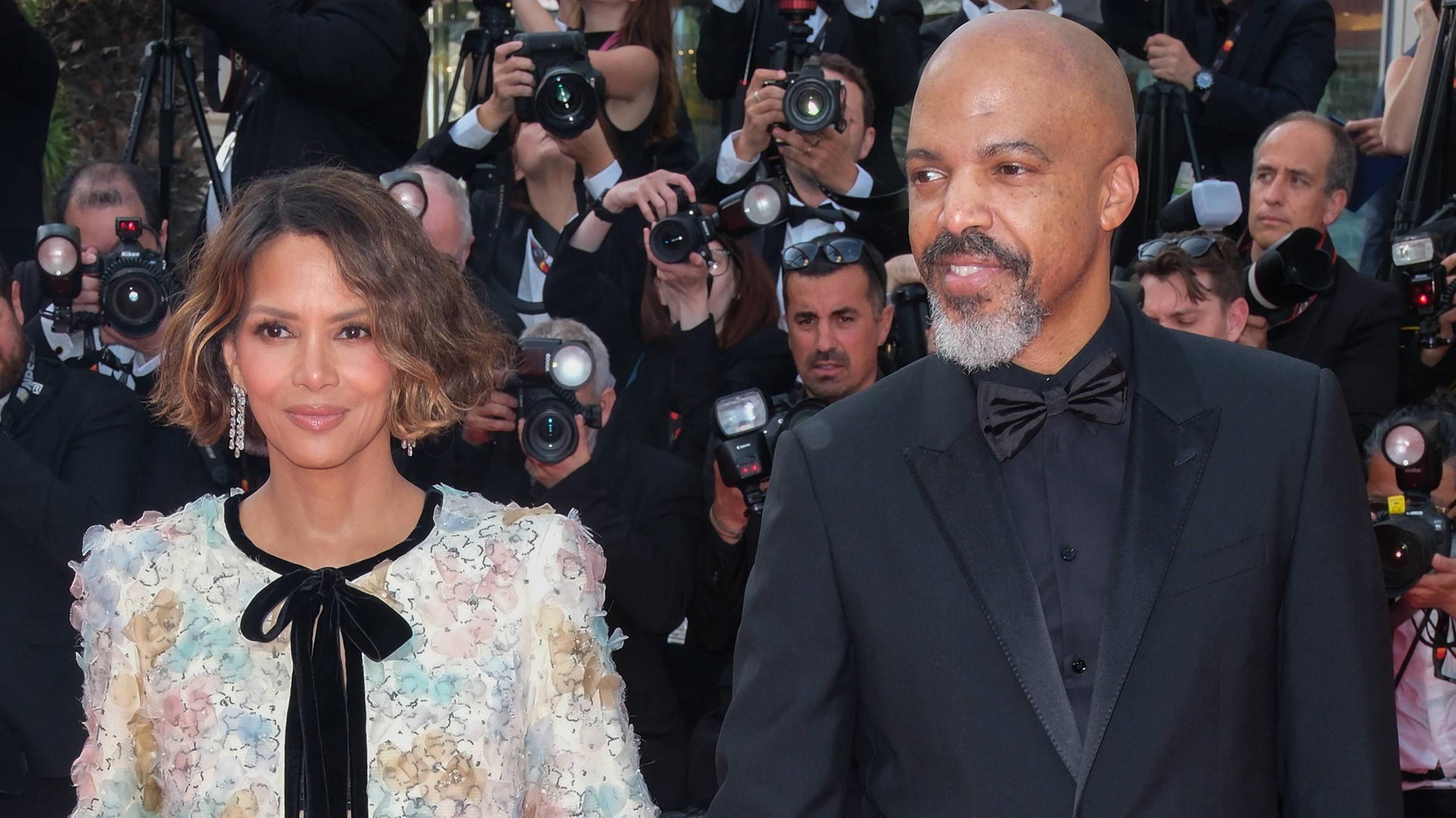 Schauspielerin Halle Berry und ihr Verlobter Van Hunt auf dem roten Teppich bei den 78. Filmfestspielen von Cannes am 18. Mai 2025.