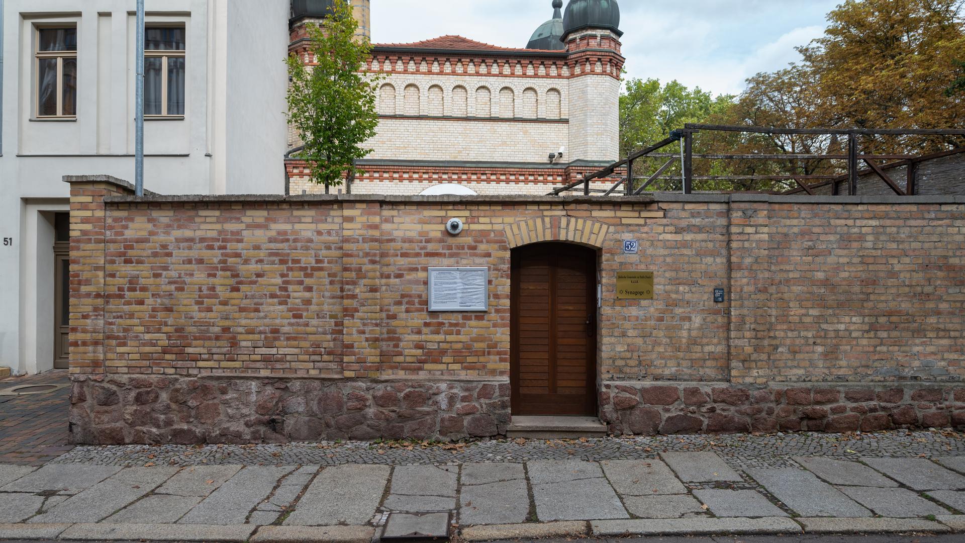 Sachsen-Anhalt, Halle (Saale): Verschlossen ist die Tür zur Synagoge in Halle/Saale. Archivbild
