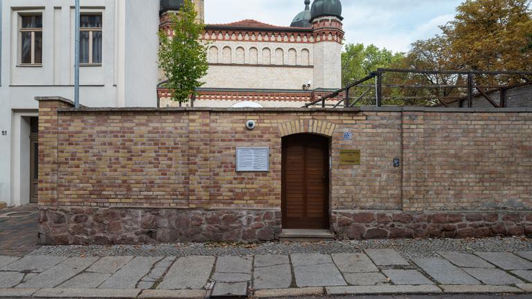 Sachsen-Anhalt, Halle (Saale): Verschlossen ist die Tür zur Synagoge in Halle/Saale. Archivbild