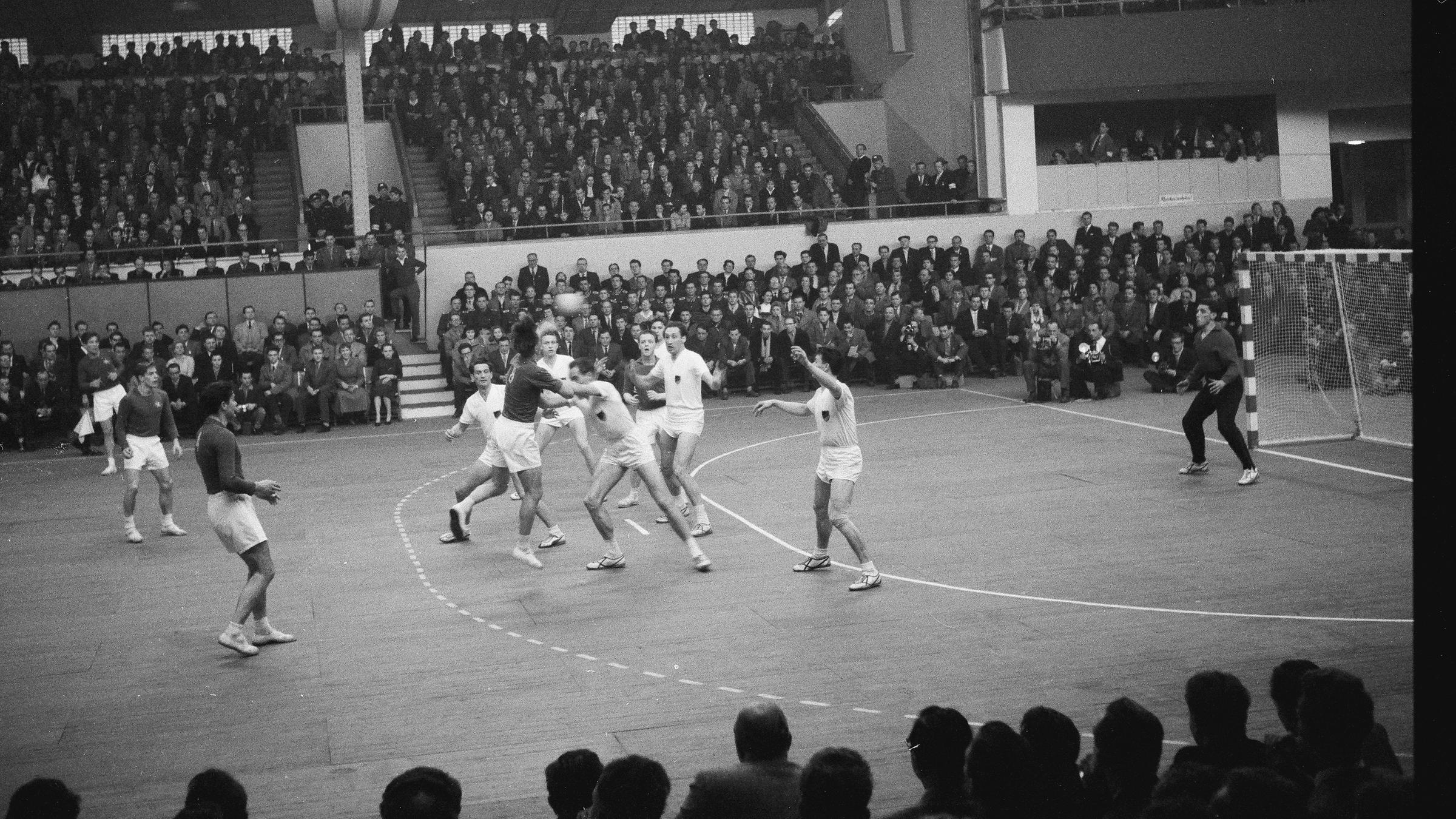 Das Bild zeigt eine Szene im Spiel um Platz Drei zwischen Deutschland und Dänemark.